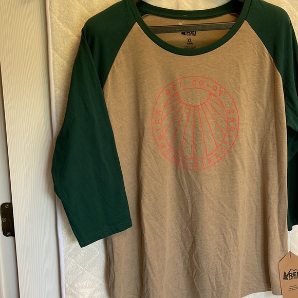 Rei Coop Women Top, Beige and Green with Orange Logo, Size XL - Picture 2 of 6